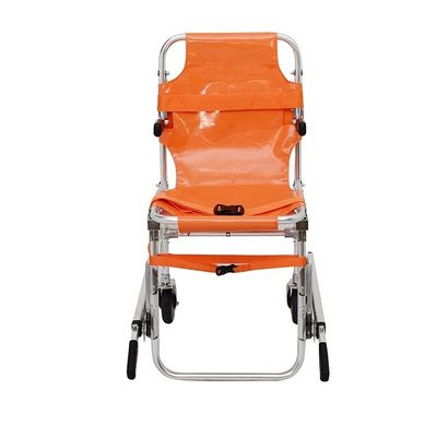 オレンジの階段を登るストレッチャー 手動車椅子とストレッチャーモデル