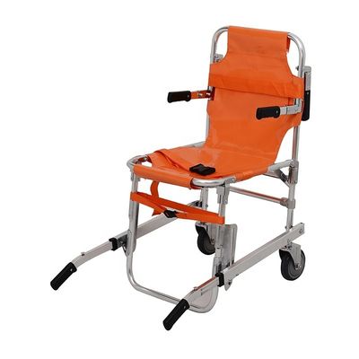 オレンジの階段を登るストレッチャー 手動車椅子とストレッチャーモデル