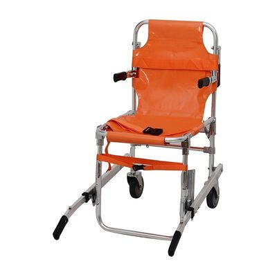 オレンジの階段を登るストレッチャー 手動車椅子とストレッチャーモデル